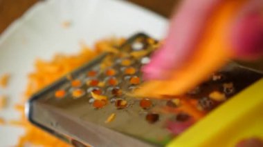 Havuçlar rendeleyiciye sürülür. Havuçtan yemek hazırlama.