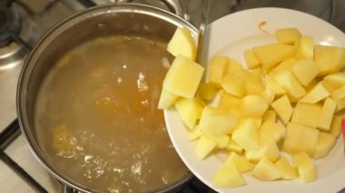 Patatesler yemeğe ilave edilir. Patates yemeği pişiriyorum..