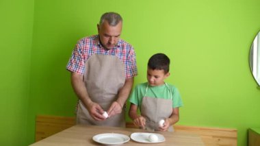 Haşlanmış yumurta kabuğu soyulur. Haşlanmış yumurtayla yemek pişirmek..