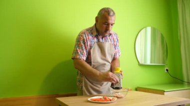 Yengeç çubuklarını iyice rendele. Yengeç çubuklarından yemek pişirme.
