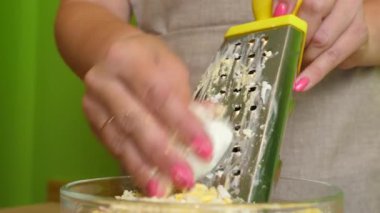 Salata hazırlarken, haşlanmış yumurta iyice rendelenir..