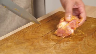 Salamuralı et pişirmeye hazırdır. Etin Hazırlanması.