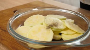 Kabağa tuz ve biber eklenir. Kabak tabağı pişiriyorum..