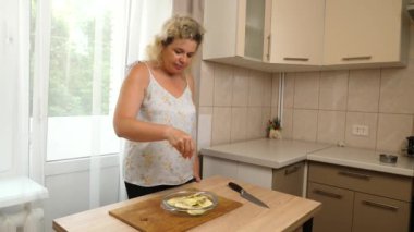 Kabağa tuz ve biber eklenir. Kabak tabağı pişiriyorum..