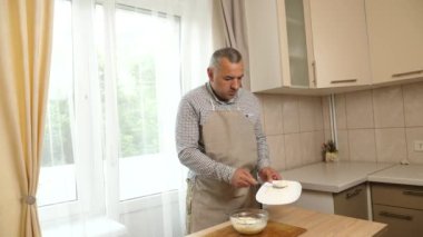 Yumurta, süt ve un bir çatalla karıştırılır. Ev yapımı yemekler..