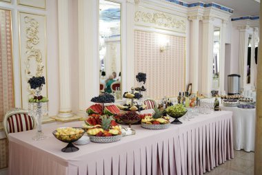 Karpuz, kavun, kiraz ve üzümlü meyve ve çilek büfesi..