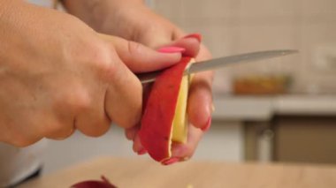 Elmaları bıçakla soy ve parçalara ayır..