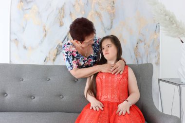 Down sendromlu bir kız annesiyle birlikte..