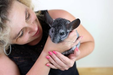 İnsanlar Çingenelerle ilgilenir ve onlarla oynar..