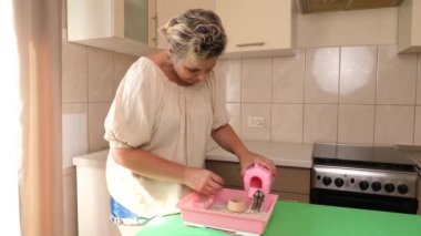 İnsanlar hamsterla ilgileniyor ve oynuyorlar..