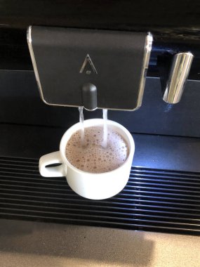 Cappuccino kahve makinesinden bir fincana doldurulur..
