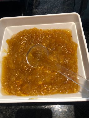 Büfe masasında meyveli jöle.