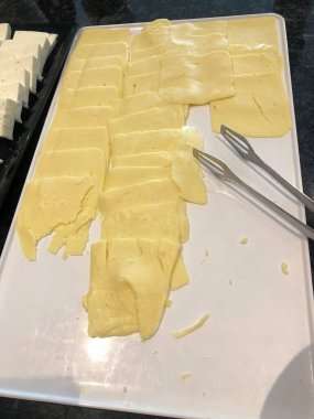 Açık büfe masasında dilimlenmiş peynir.