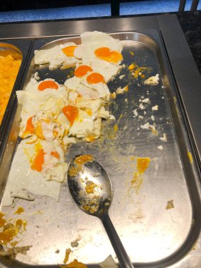 Açık büfedeki tepside çırpılmış yumurta..