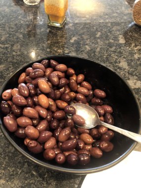 Kavanozda kaşıkla zeytin..