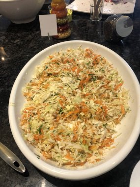 Açık büfede lahana ve havuç salatası..