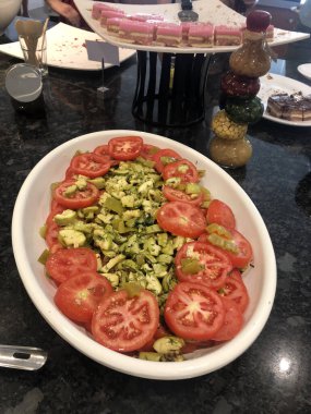 Kabak ve domates salatası açık büfede bir tabakta.