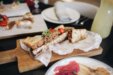 Kesme tahtasındaki et tabağıyla birlikte kızarmış ekmek..