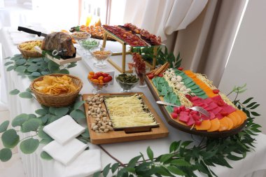 Peynirli büfe masası, tütsülenmiş et ve soğuk atıştırmalıklar..