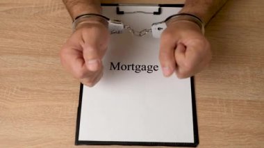 Elleri kelepçeli bir adam 