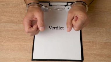 Elleri kelepçeli bir adam 