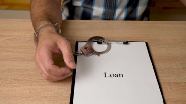 Elleri kelepçeli bir adam üzerinde 