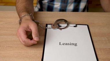 Elleri kelepçeli bir adam 