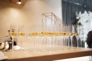 Bardaklar bardakla dolu..