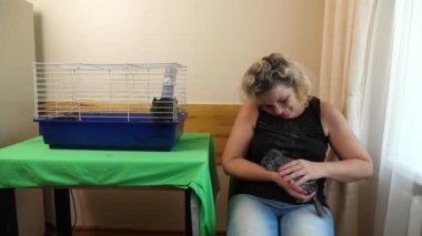 İnsanlar Çingenelerle ilgilenir ve onlarla oynar..