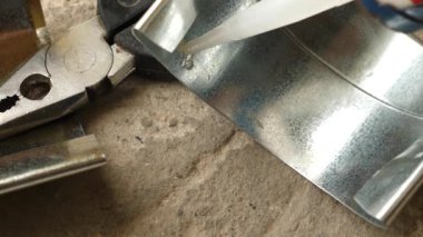 Adamın biri metal oluk sistemi kuruyor. Evin su boşaltma sistemi. Evin..