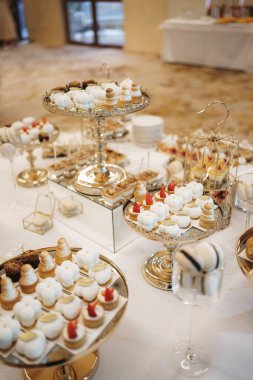 Pasta ve hamur işleriyle dolu güzel, tatlı bir büfe.