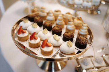 Büfe masasındaki tezgahta doldurulmuş tatlı kekler.