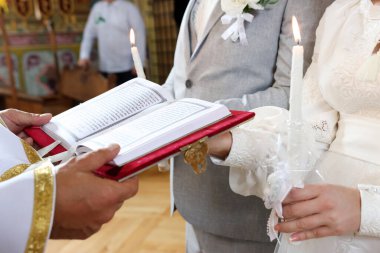 Düğün sırasında rahip İncil 'i okur.