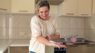 İnsanlar hamsterla ilgileniyor ve oynuyorlar..