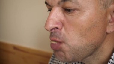 Baba ve oğul masada oturmuş, yemek yiyor ve içki içiyorlar..