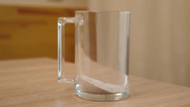 Bir bardağa kahve tozu dök ve üzerine kaynar su dök..