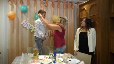 Bir aile bir çocuğun doğum gününü kutlar ve eğlenir..