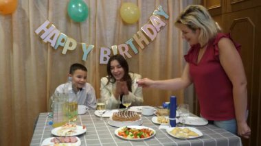 Sekiz rakamlı bir pasta ve mumlar masaya servis edilir. Doğum günü kutlaması.
