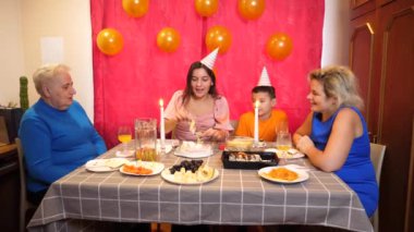 22 şeklinde mumlu bir pasta istiyorum. Doğum günü kutlaması masaya servis edilir..