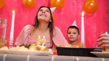 22 şeklinde mumlu bir pasta istiyorum. Doğum günü kutlaması masaya servis edilir..