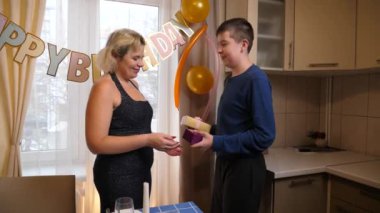 İnsanlar bir kadını doğum gününde tebrik eder ve hediyeler verir. Doğum günü kutlaması.