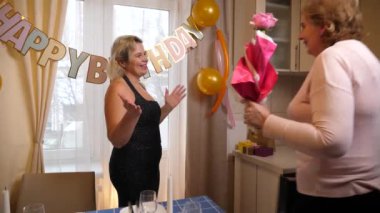 İnsanlar bir kadını doğum gününde tebrik eder ve hediyeler verir. Doğum günü kutlaması.