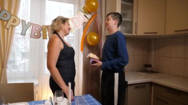 İnsanlar bir kadını doğum gününde tebrik eder ve hediyeler verir. Doğum günü kutlaması.