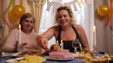 41 yıl boyunca mumlu bir pasta masaya servis edilir. Doğum günü kutlaması.