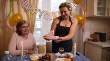 41 yıl boyunca mumlu bir pasta masaya servis edilir. Doğum günü kutlaması.