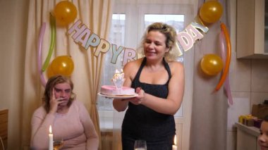 41 yıl boyunca mumlu bir pasta masaya servis edilir. Doğum günü kutlaması.