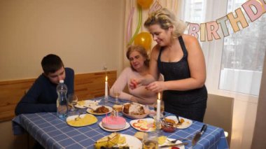 41 yıl boyunca mumlu bir pasta masaya servis edilir. Doğum günü kutlaması.
