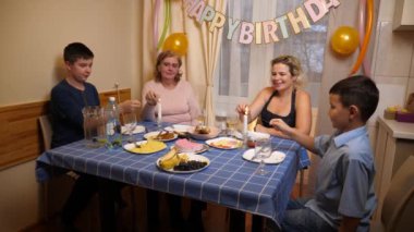 Bir kadın doğum gününü ailesiyle kutlar..