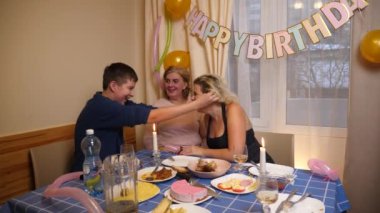Bir kadın doğum gününü ailesiyle kutlar..