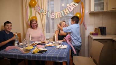 Bir kadın doğum gününü ailesiyle kutlar..